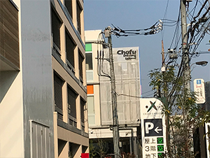 前方左側に校舎が見えます。